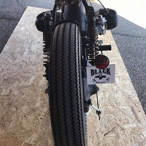 Black Motorcycles Bobber detalle rueda trasera