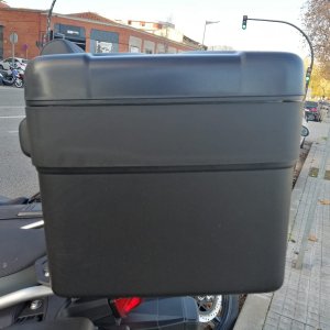 topcase vario con respaldo, precio 320 euros, sin llave.