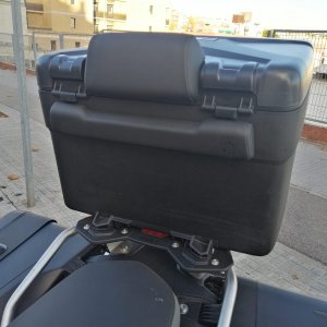 topcase vario con respaldo, precio 320 euros, sin llave.